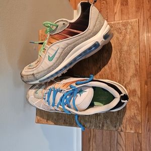 Queen Leo Nike Men's size 10